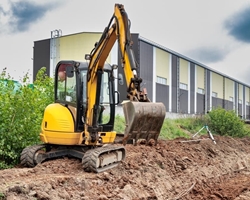 ¿Puedo alquilar una miniexcavadora y usarla yo en mi casa? ¿Qué se necesita?