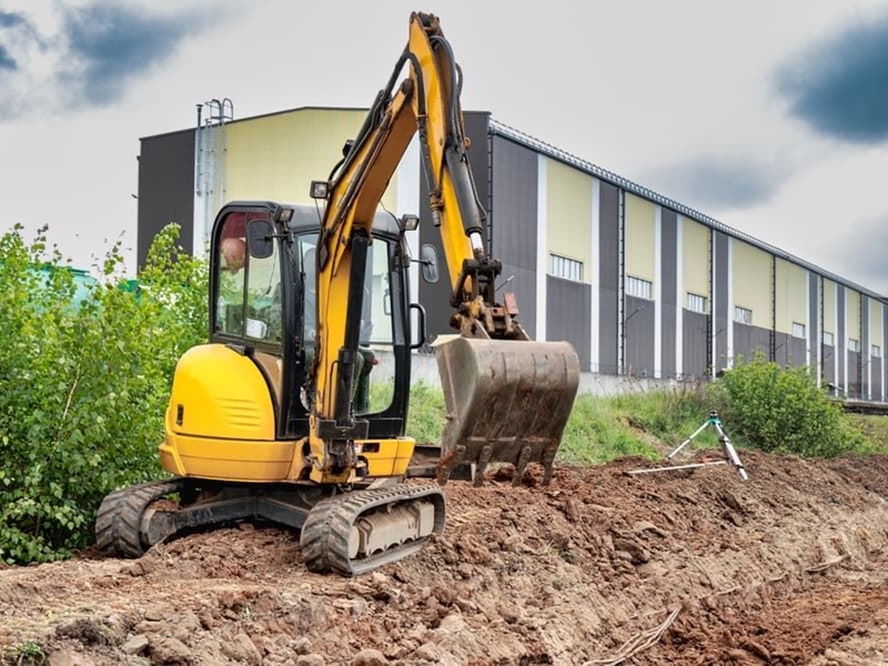 ¿Puedo alquilar una miniexcavadora y usarla yo en mi casa? ¿Qué se necesita?